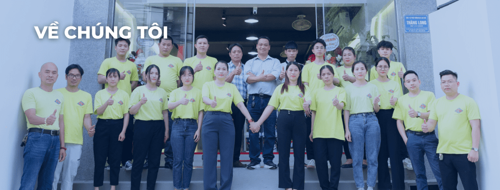 VỀ CHÚNG TÔI 1 Ảnh chụp tập thể nhân viên Công ty Sơn Thăng Long trước cửa văn phòng/showroom