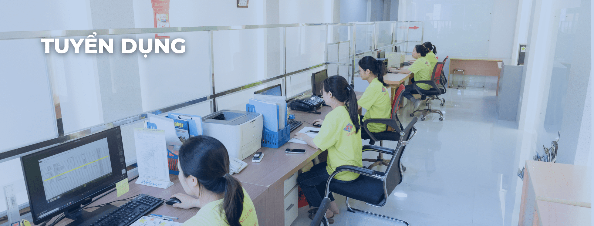Nhân viên nữ làm việc tại khu vực văn phòng/hậu cần của Công ty Sơn Thăng Long