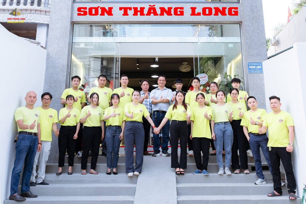 Ảnh chụp tập thể nhân viên Công ty Sơn Thăng Long trước trụ sở/showroom