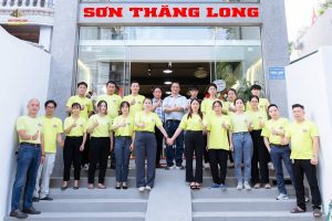 Sơn Thăng Long khai trương văn phòng mới: Hướng đến tương lai 18 Ảnh chụp tập thể nhân viên Công ty Sơn Thăng Long trước trụ sở/showroom
