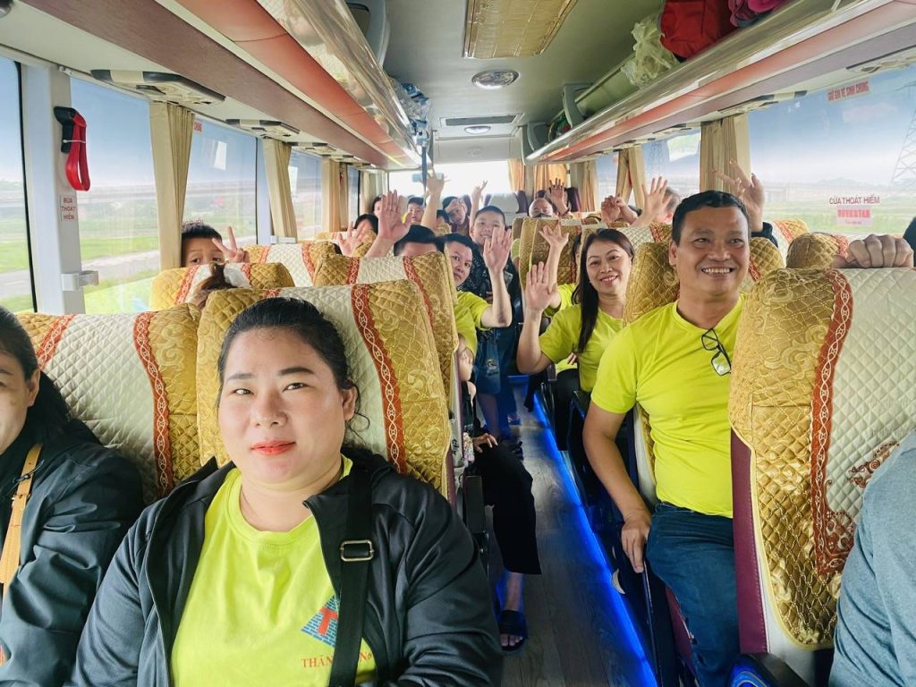 Sơn Thăng Long du lịch hè Sầm Sơn 3N2Đ cho toàn bộ CBCNV 1 Nhân viên Sơn Thăng Long đi du lịch/team building trên xe buýt